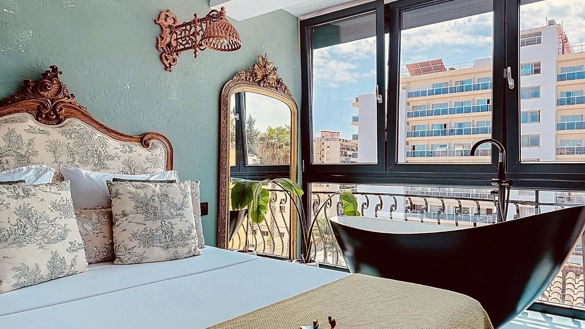 Alhambra Deco Homtels location